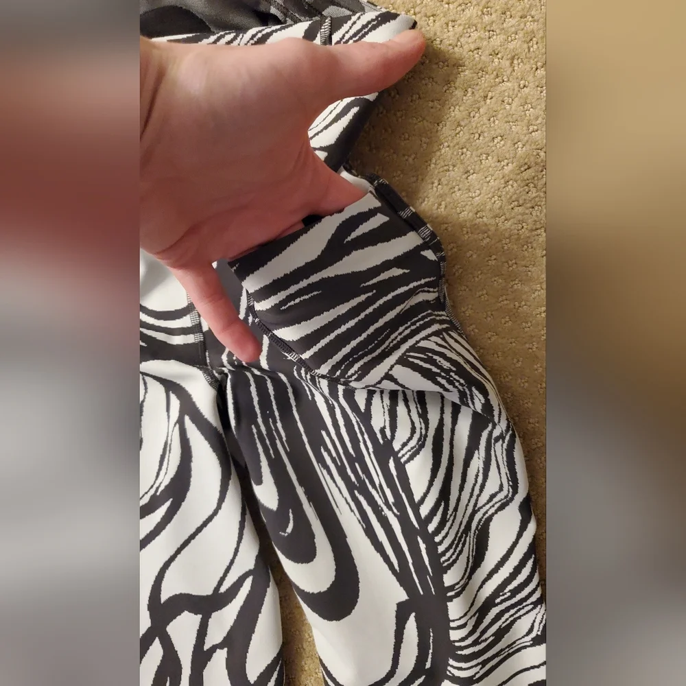 lululemon athletica Black and White Patterned Leggings - Picture 5 of 7